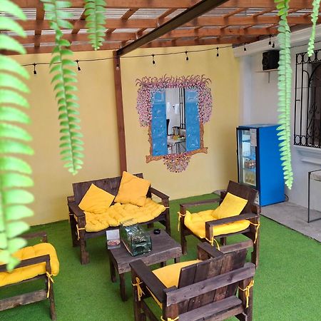 Blue Moon Hostel Антигуа-Гватемала Экстерьер фото