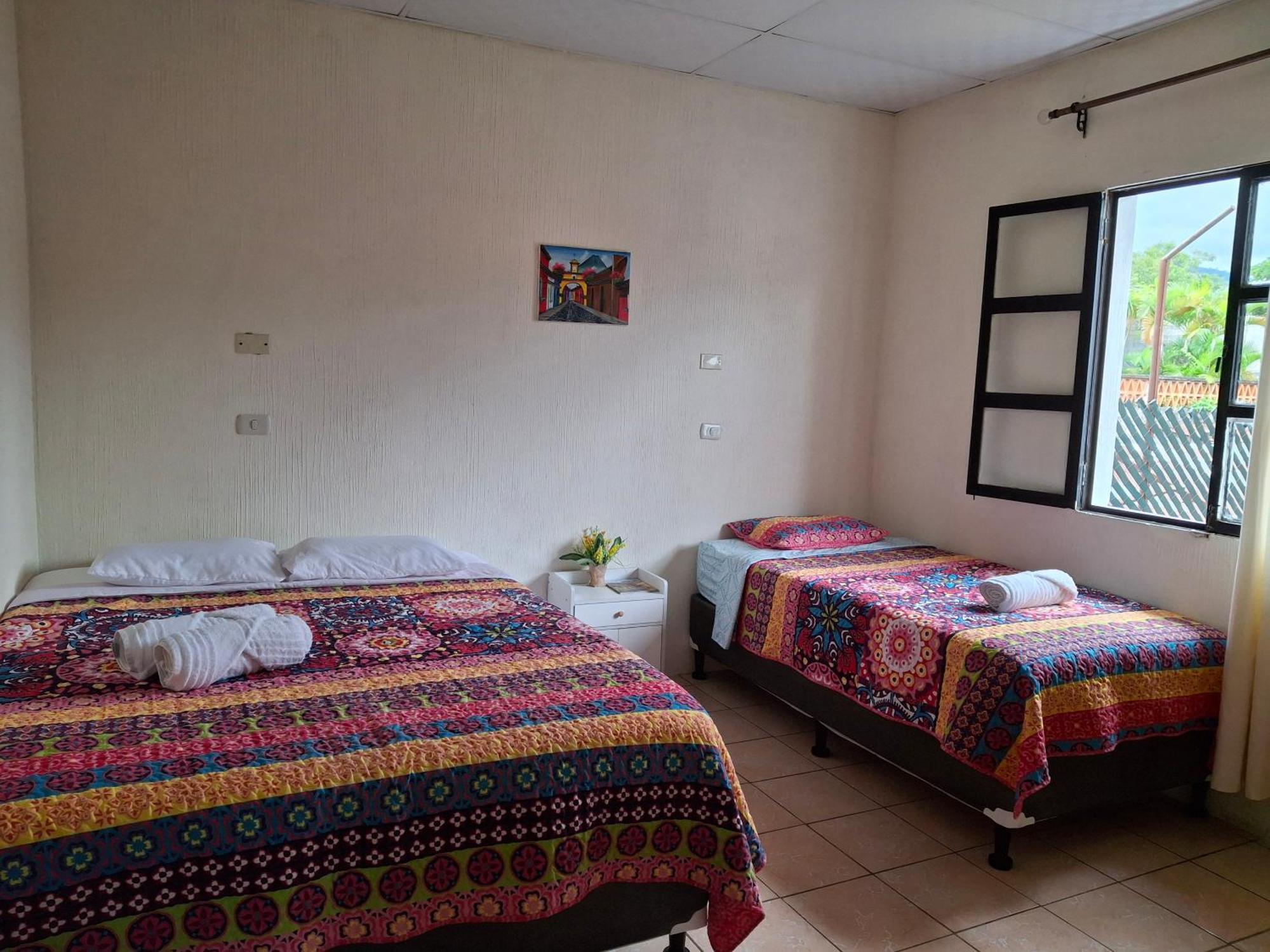 Blue Moon Hostel Антигуа-Гватемала Экстерьер фото